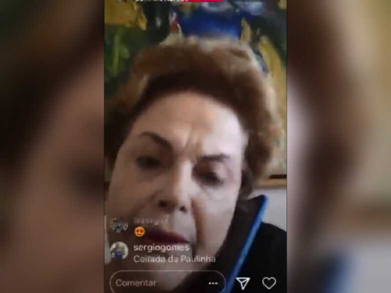 Dilma não parece que está ao vivo mesmo com os comentários dos seguidores