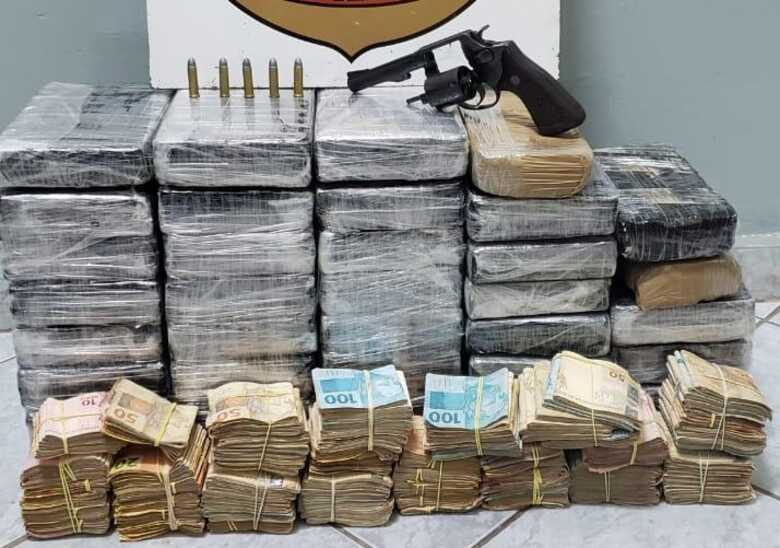 Droga e dinheiro apreendidos pela Pol&iacute;cia Federal