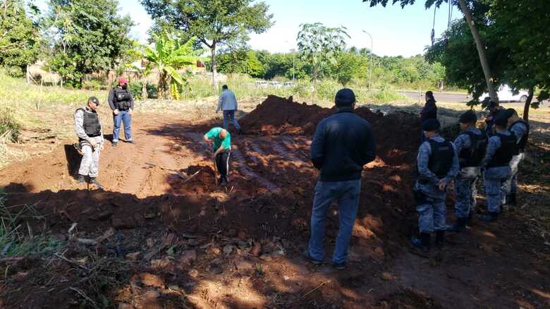 Cleber de Souza (camiseta azul) indicando onde teria enterrado o corpo de uma das v&iacute;timas