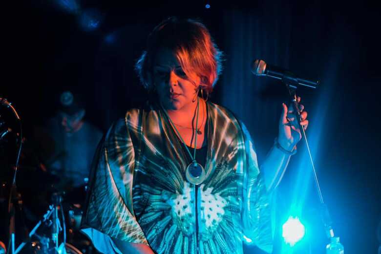 Na foto a cantora Erika Esp&iacute;ndola