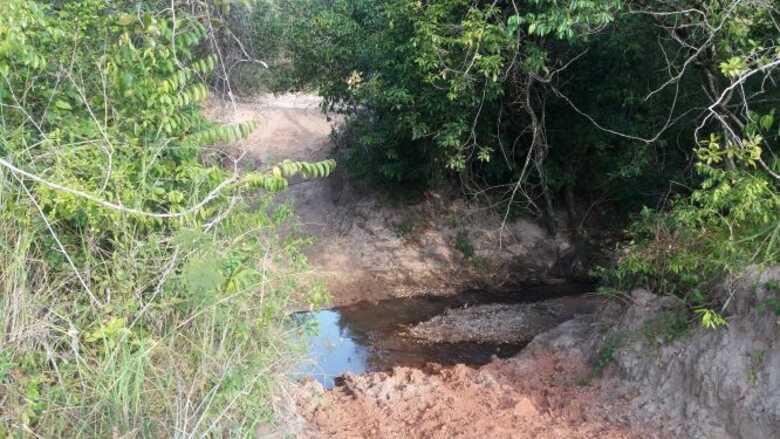 A mata degrada &eacute; ciliar de um c&oacute;rrego que corta a propriedade rural