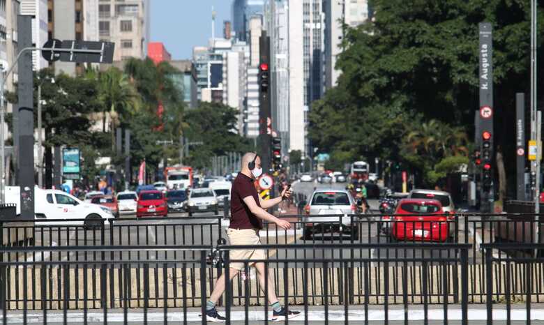 As informações mais recentes dão conta de 107.780 pessoas contaminadas, sendo 6.633 registros a mais (7%) em relação a domingo (3)