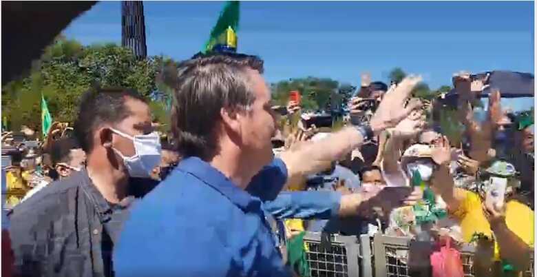 Sem máscara, Bolsonaro percorreu a pé o cercado em frente ao Palácio do Planalto e cumprimentou seus apoiadores