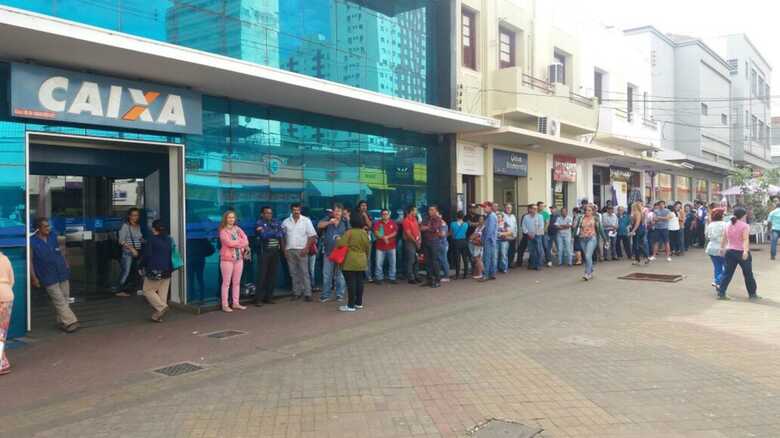 As enormes filas s&atilde;o formadas por pessoas que buscam o aux&iacute;lio emergencial fornecido pelo Governo Federal