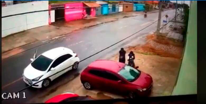 Câmeras de monitoramento da região flagraram o momento do crime