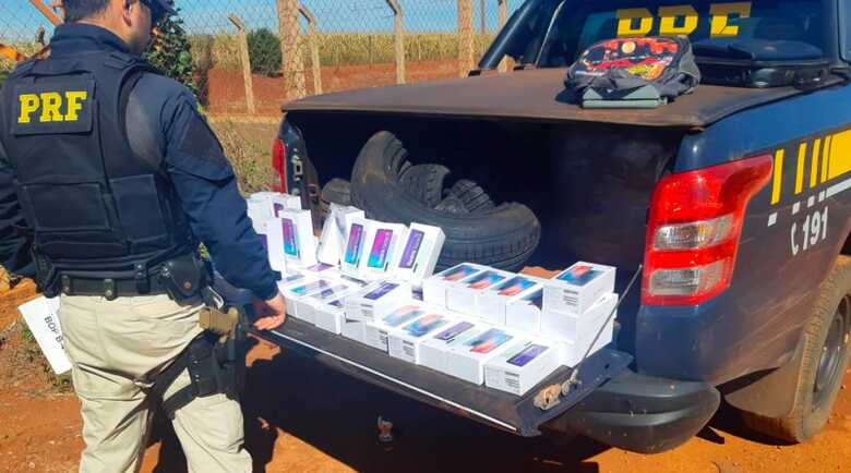 Dentro do carro foram encontrados 49 celulares da marca &ldquo;Xiaomi&rdquo;, e aproximadamente 20 pneus sem nota fiscal