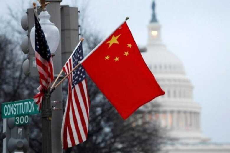 O ministro das Relações Exteriores chinês disse que Washington se infectou com um "vírus político