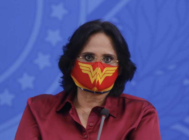 Damares Alves, ministra da Mulher, da Família e dos Direitos Humanos, com uma máscara da Mulher-Maravilha