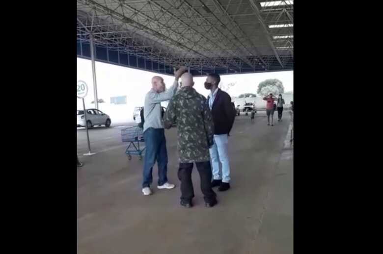 Cliente levantou a blusa e mostrou uma arma de fogo, dizendo que "por isso não precisaria fazer uso de máscara"