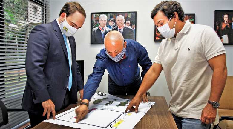 Vereador João César Mattogrosso, Secretário Carlos Alberto de Assis, e o deputado federal Beto Pereira, fazem parte da construção do projeto