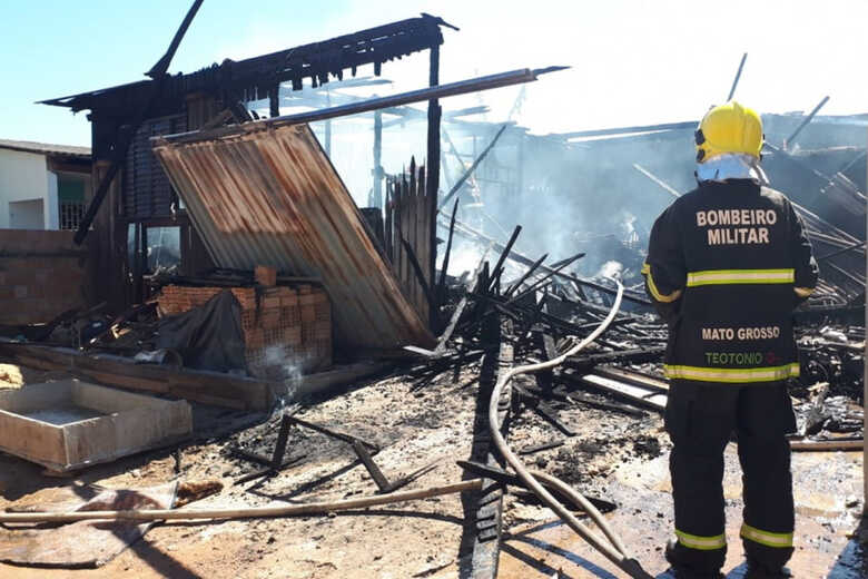 A casa atingida pelas chamas ficou completamente destruída
