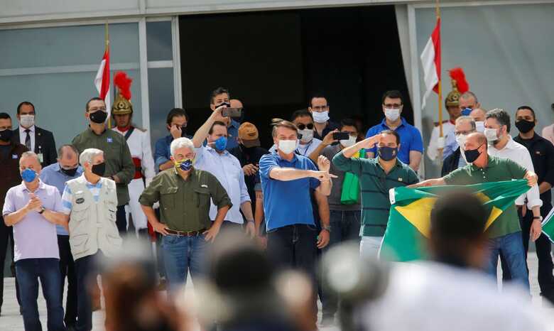 Na rampa do Palácio do Planalto, Bolsonaro classificou a manifestação de “espontânea” e “pacífica”
