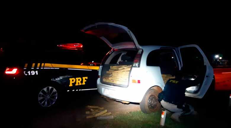 O ve&iacute;culo e a carga de maconha foram encaminhados para a Denar em Campo Grande