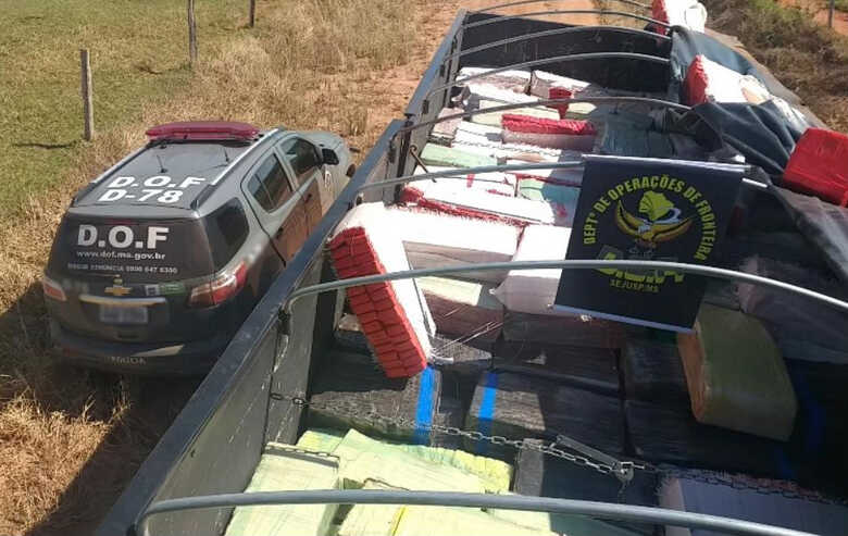 Duas pessoas que estavam no caminh&atilde;o conseguiram fugir