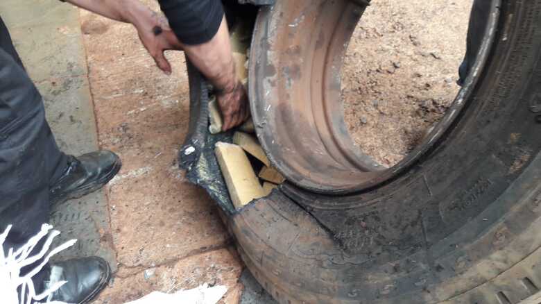 A droga estava dividida em 21 pneus de 2 caminhões diferentes