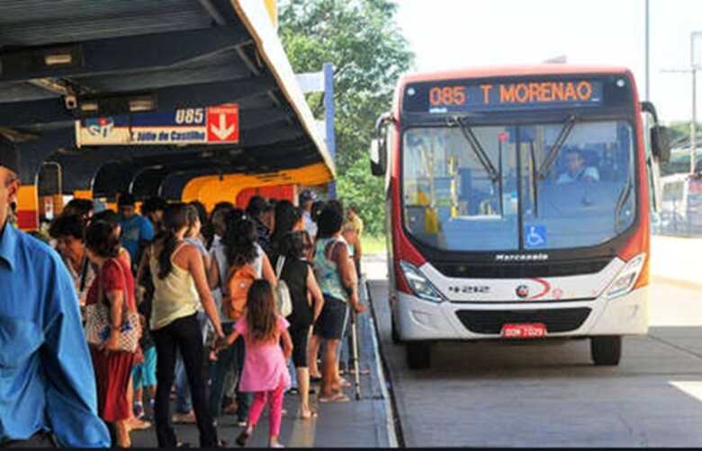 &Ocirc;nibus no terminal Moren&atilde;o