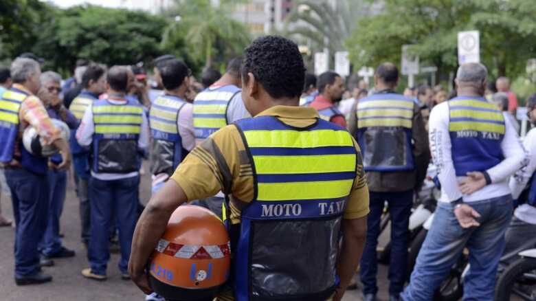 A suspensão da vistoria é apenas para  àqueles que deveriam realiza-la obrigatoriamente no período que corresponde à suspensão