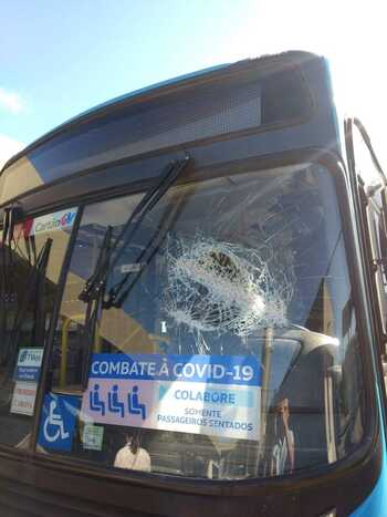 O homem fugiu quebrando as janelas de dois ônibus e até uma guarita