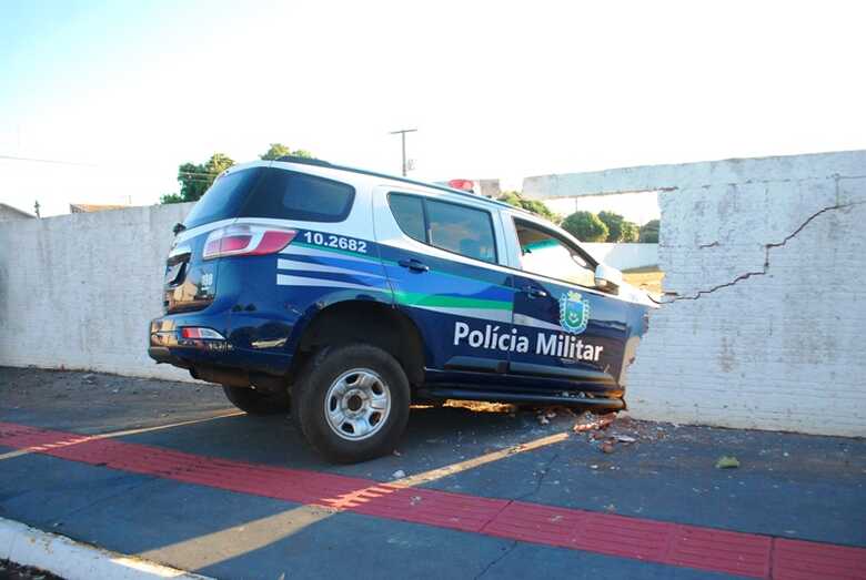 Os policiais militares sofreram escoriações leves e foram encaminhados ao Pronto Socorro Municipal