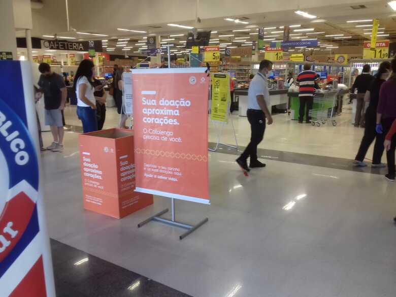 Ponto de arrecada&ccedil;&atilde;o para o Cotolengo na entrada do Hipermercado Carrefour