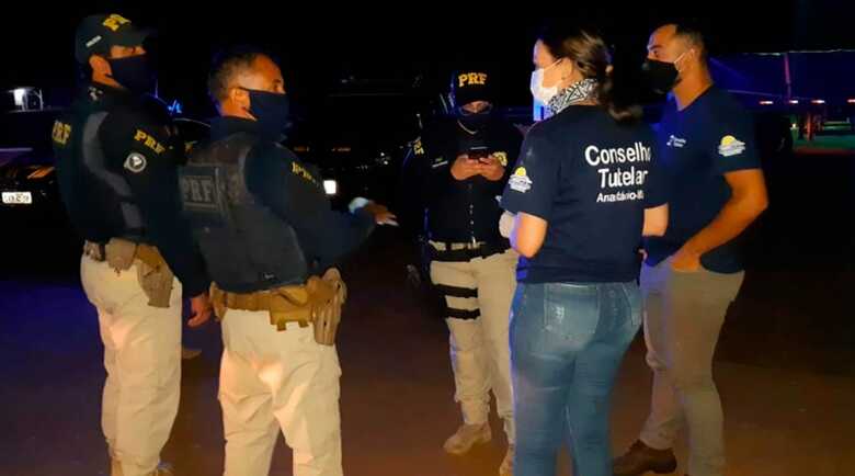 Os policiais rodoviários federais, com o apoio do Conselho Tutelar realizaram a Operação Guarida no Mato Grosso do Sul
