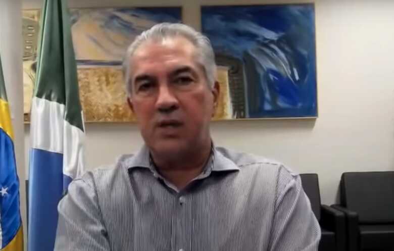 Na foto o governador de MS, Reinaldo Azambuja, durante a entrevista no programa "Os Pingos nos Is"