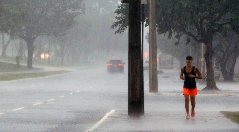 Choveu em 24h, mais do que a metade esperada para o mês todo, diz meteorologista