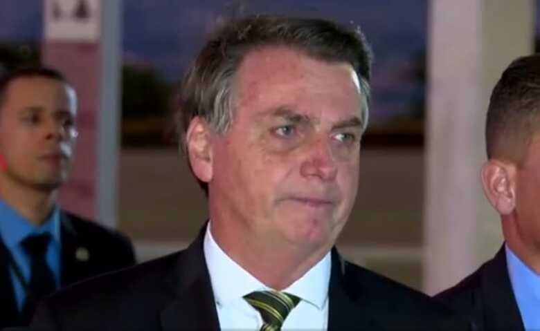 Presidente da República Jair Bolsonaro ao anunciar churrasco em conversa com a imprensa