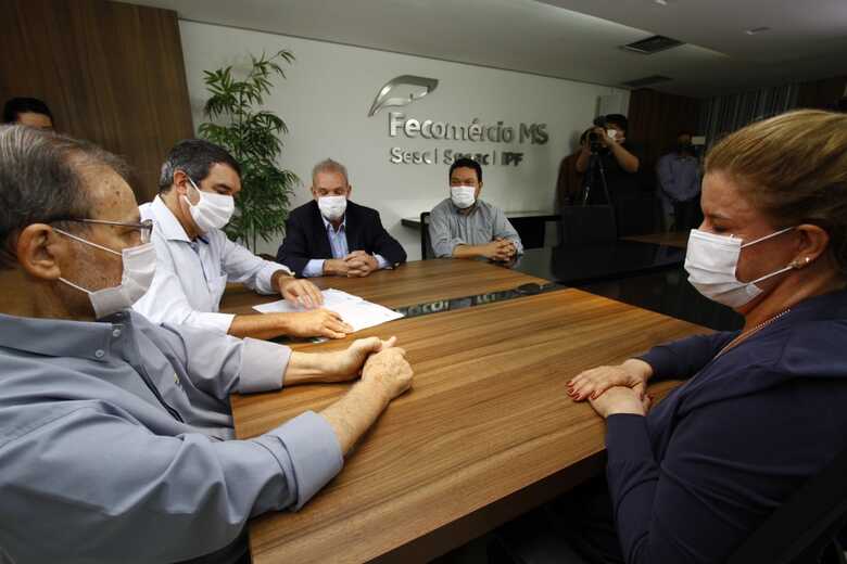 A entrega contou com os secret&aacute;rios de Gest&atilde;o Estrat&eacute;gica, Eduardo Corr&ecirc;a Riedel e de Sa&uacute;de, Geraldo Resende