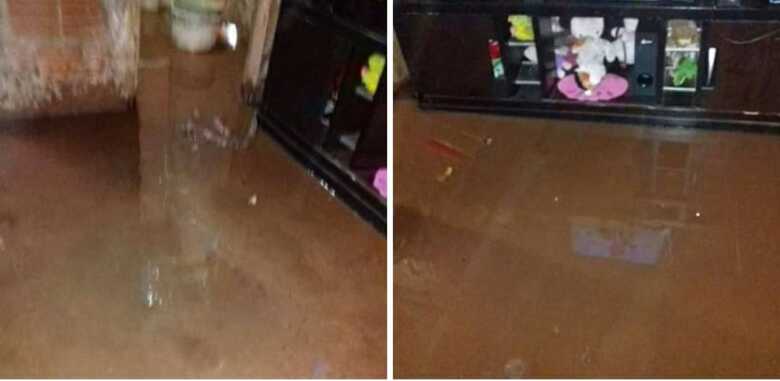 A água da chuva invadiu a casa e subiu pelo menos 10 centímetros a altura dos móveis