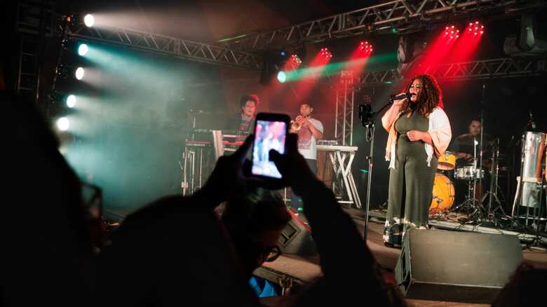 A cantora Marta Cel em uma de suas apresenta&ccedil;&otilde;es em Bonito