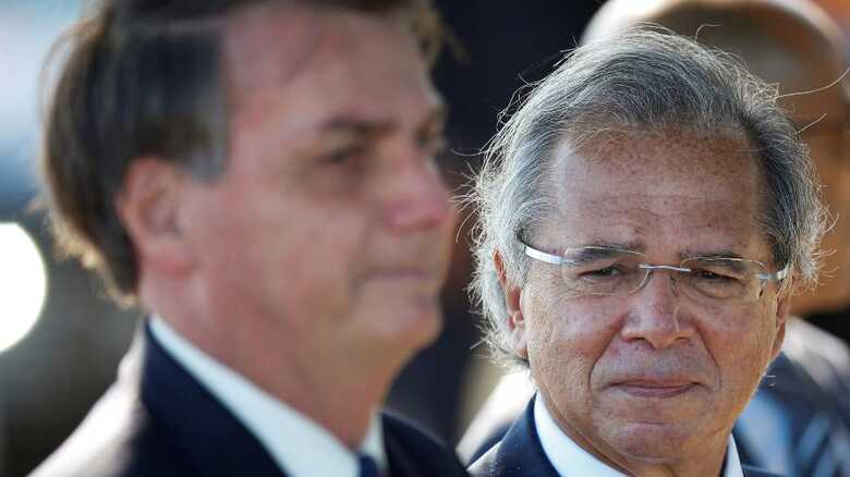O presidente Jair Bolsonaro (sem partido) e o ministro da Economia, Paulo Guedes, em frente ao Palácio da Alvorada