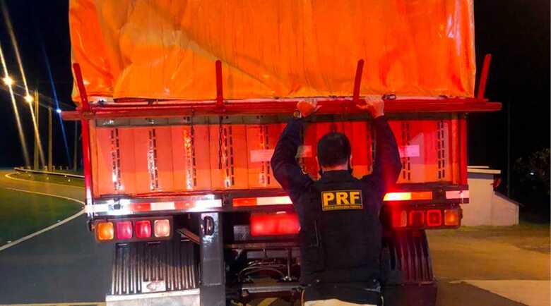 O reboque estava carregado com 450.000 maços de cigarros contrabandeados