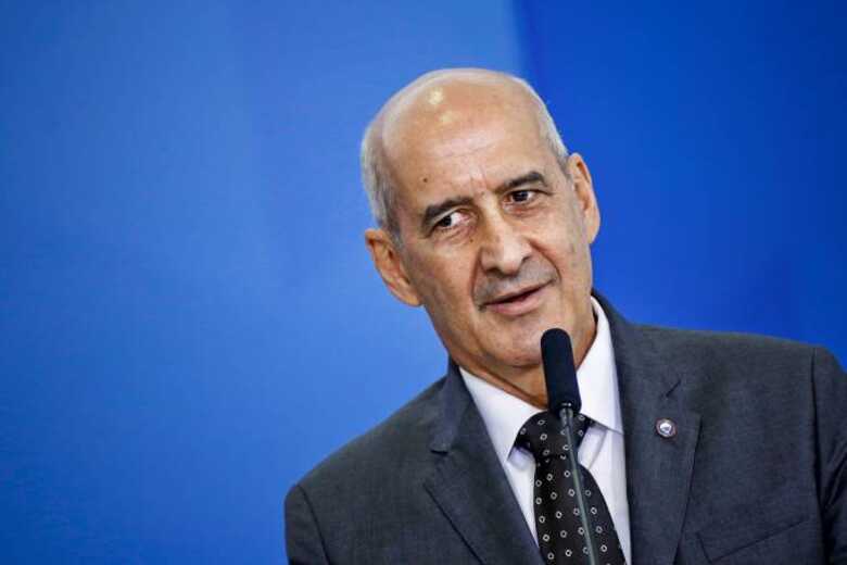 "O governo vai pagar 3 parcelas adicionais do aux&iacute;lio emergencial. A proposta faria o benef&iacute;cio chegar neste ano a pelo menos R$ 229,5 bilh&otilde;es", escreveu Ramos