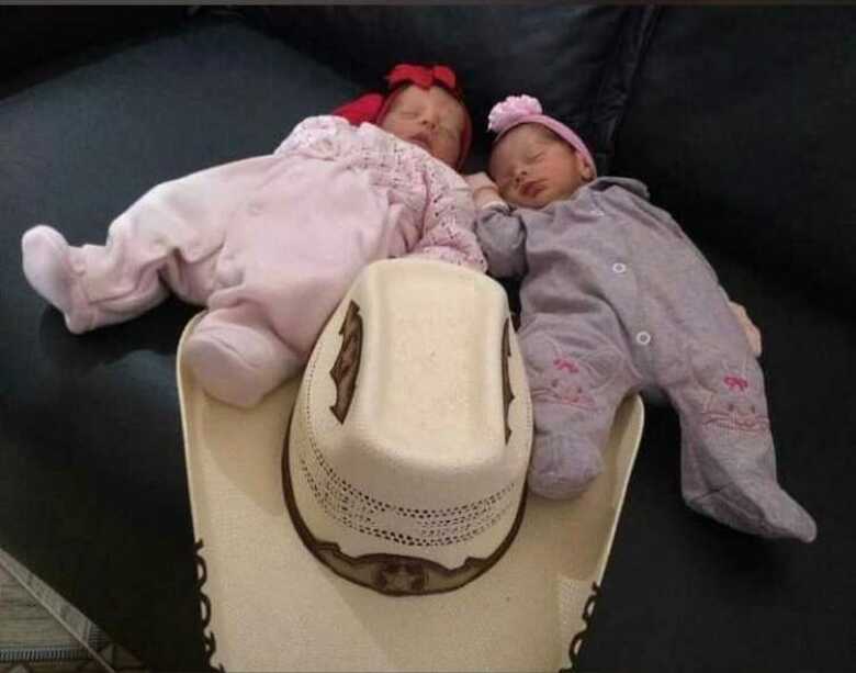 Anne e Analú, que tinham 26 dias de nascidas