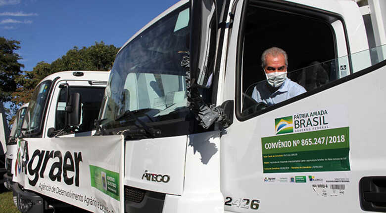 A manuten&ccedil;&atilde;o nas estradas rurais facilita o escoamento da produ&ccedil;&atilde;o e torna o pequeno produtor mais competitivo