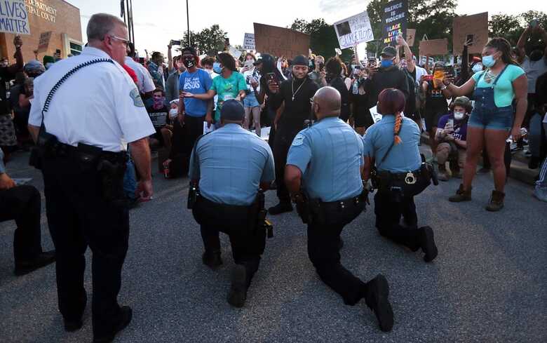 Policiais e manifestantes em protesto em Ferguson, no Missouri