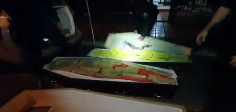 O motorista ainda disse que os caixões estavam lacrados para evitar o contágio do vírus