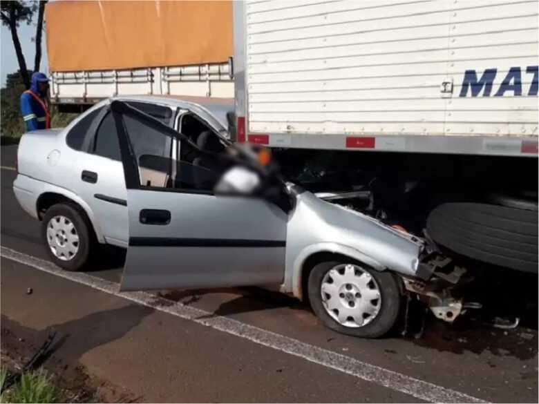Carreta estava parada na rodovia devido a obras na via
