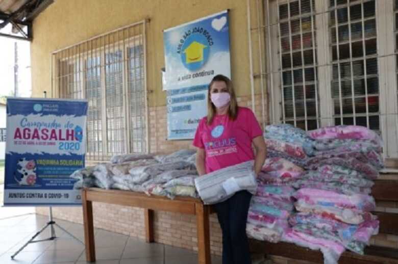 Célia Leandro, apoiadora dos projetos do Pacijus durante entrega de kits