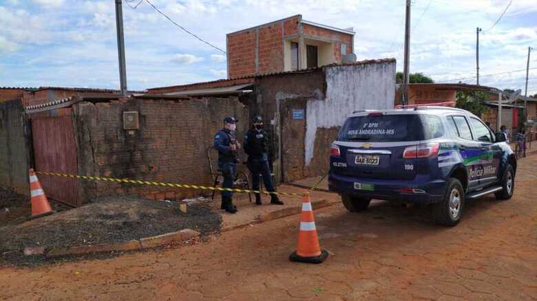 Na casa dela, alguns moradores, amigos e parentes visitaram o corpo