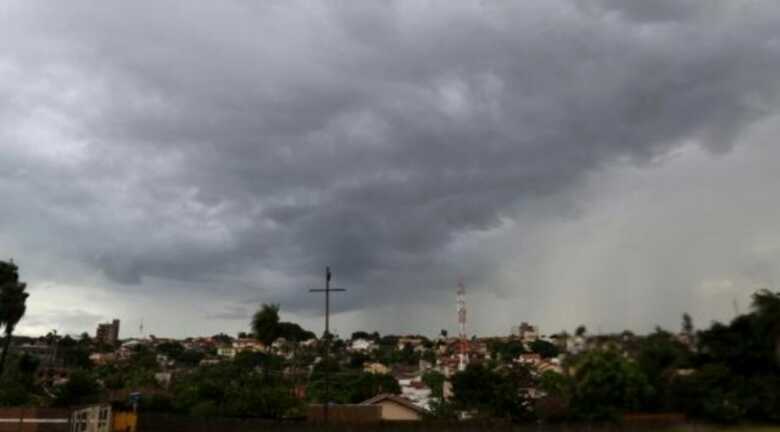 Defesa Civil Estadual recomenda n&atilde;o se abrigar debaixo de &aacute;rvores, pois a risco de queda