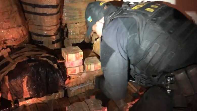 Agentes do DOF separando a droga e o dinheiro apreendido