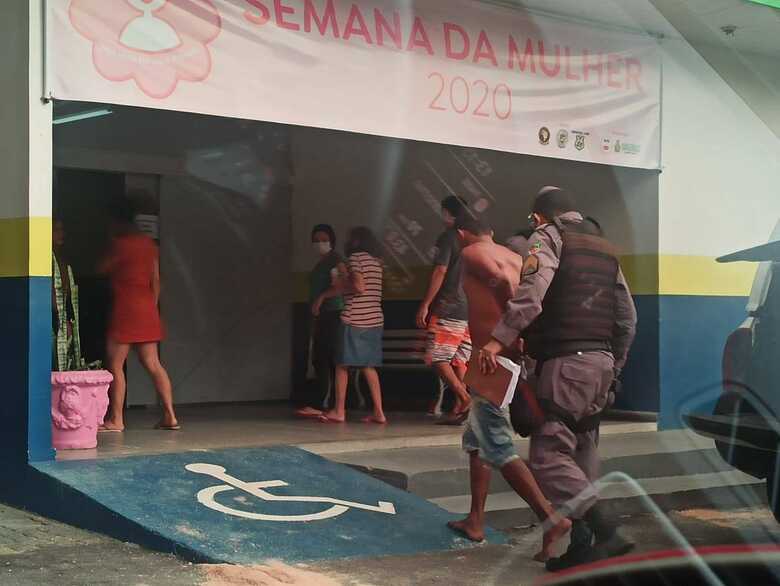 O suspeito foi levado para a Delegacia da Mulher