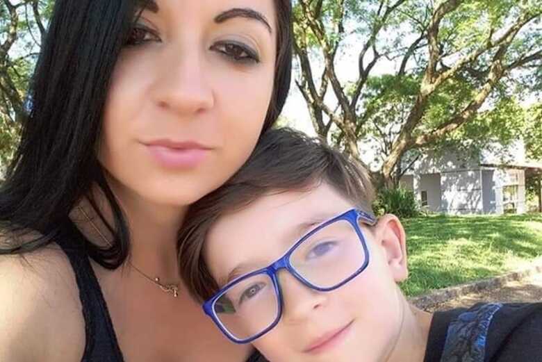 Alexandra Dougokeski, 33 anos e o filho Rafael, de 11 anos