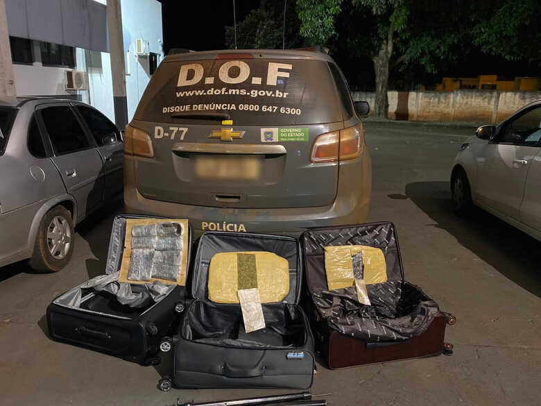 As drogas foram achadas nos fundos falsos de tr&ecirc;s malas