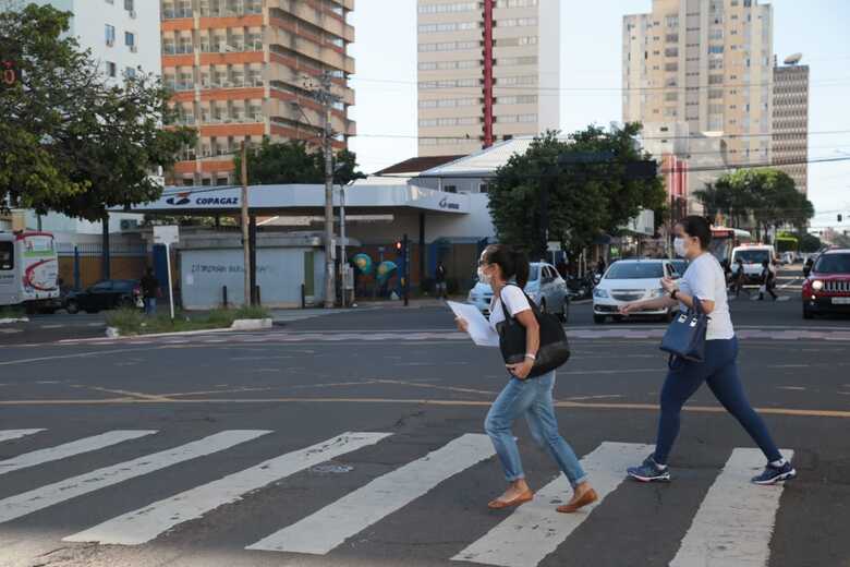 Diversos governos locais têm adotado o uso obrigatório de máscara em locais públicos