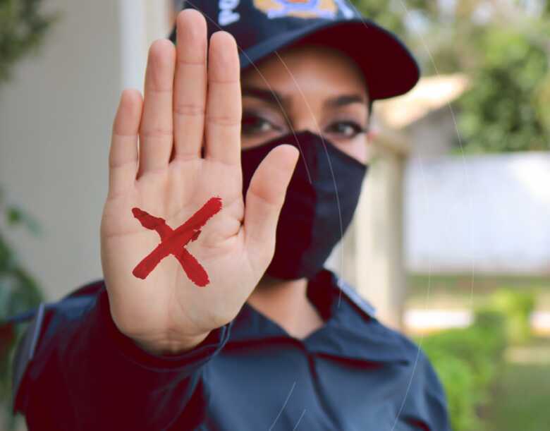 A imagem faz parte do protocolo da Campanha “Sinal Vermelho Contra a Violência Doméstica”
