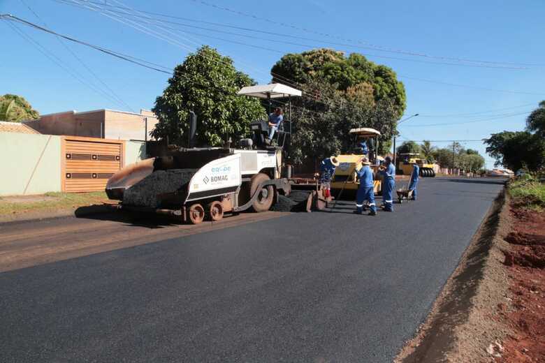 A obra foi dividida em dois lotes, somando 465 metros de drenagem e 2,1 quil&ocirc;metros de pavimenta&ccedil;&atilde;o