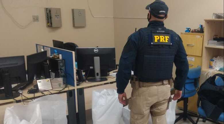 Foram apreendidos diversos itens, como celulares, notebooks, tablets, video-games, roteadores, entre outros